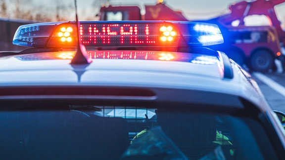 Die Autobahnpolizei sichert eine Unfallstelle ab.