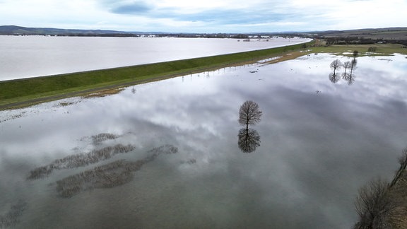 Große Flächen um die Talsperre Kelbra stehen unter Wasser (Drohnenfoto). Die Talsperre wird in den Fluss Helme abgelassen. Tagelange Regenfälle und Tauwetter in den Gebirgen haben zu Hochwasser in Flüssen und Bächen geführt. 