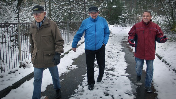 Ehemalige Soldaten der NVA und später der Bundeswehr laufen durch ihre alte Wohnsiedlung.