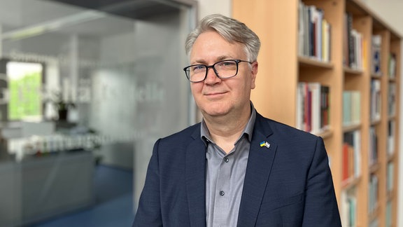 Kai Langer, Direktor der Stiftung Gedenkstätten Sachsen-Anhalt, in seinem Büro, stehend vor einer Zwischentür.