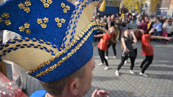 Ein Karnevalist mit einer Karnevalskappe