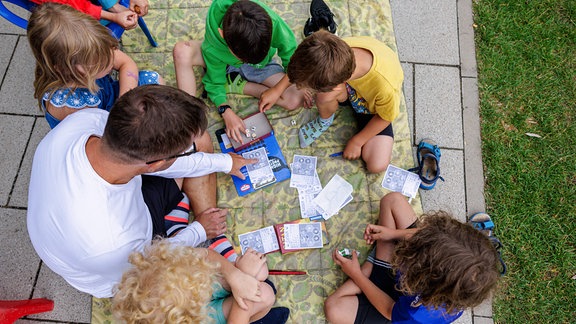 Kinder und ein Betreuer beim Spielen in der Kita.