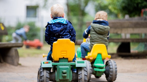 Kinder spielen auf dem Spielplatz der Evangelischen Kindertagesstätte "Wasserblecher Kinder".