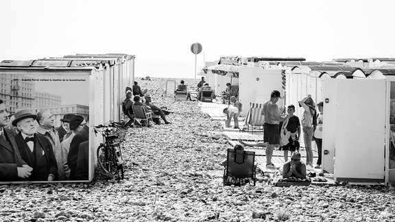 Streetfotografie: Kunst im Funkhaus "Life is live" von Fotograf Wenzel Oschington (Matthias Pavel) – auf dem Bild: Ein Sonntag am Meer – Le Havre 2015