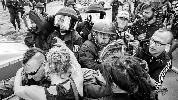 Streetfotografie: Kunst im Funkhaus "Life is live" von Fotograf Wenzel Oschington (Matthias Pavel) – auf dem Bild: Punks vs. Polizei – Berlin 2016