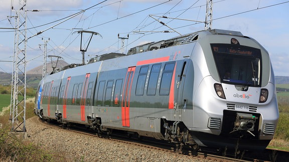 Ein Zug von Abellio fährt vor Sangerhausen (Sachsen-Anhalt) durch die Landschaft Richtung Halle/Saale. 