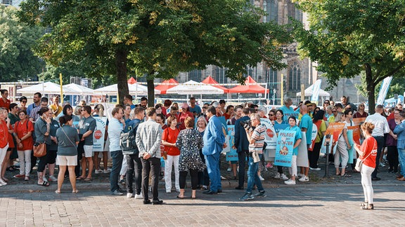 Pflegekräfte demonstrieren vor dem Landtagsgebäude in Magdeburg.