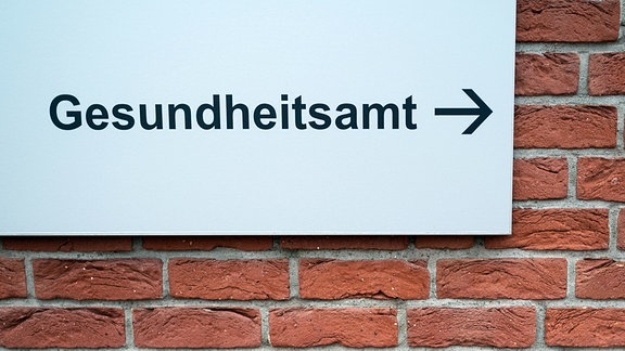 Hinweissschild "Gesundheitsamt" an einem Dienstgebäude