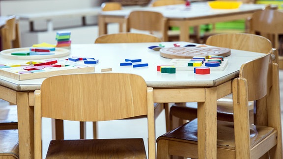 In einer verlassenen Kita liegt Spielzeug der Kinder auf einem Tisch