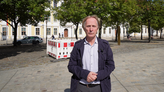 MDR-Redakteur Uli Wittstock vor dem Landtag in Magdeburg