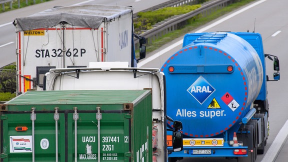 Lastkraftwagen fahren auf der A14 Überholmanöver.