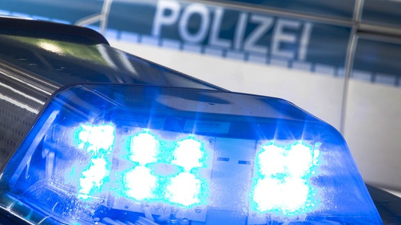 Blaulicht leuchtet auf dem Dach eines Polizeiwagens