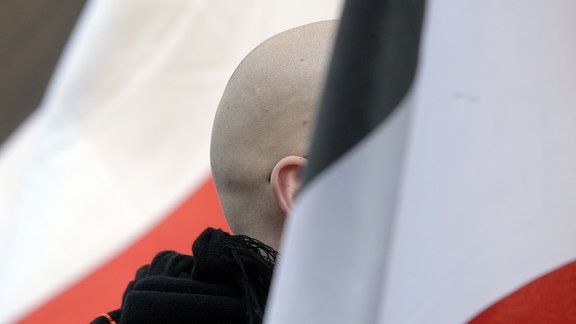 Rechtsextreme demonstrieren am Hauptbahnhof. Rheinland-Pfalz will sich mit einem neuen Ermittlungsdezernat noch besser gegen politisch motivierte Kriminalität wappnen.