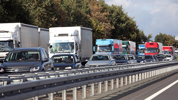 Pkws und Lkws im Stau auf einer Autobahn