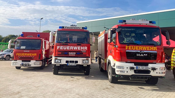 Drei Feuerwehrfahrzeuge stehen nebeneinander