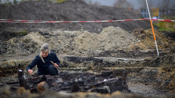 Claudia Bodenstedt vom Landesamt für Denkmalpflege und Archäologie (LDA) Sachsen-Anhalt legt auf einer Grabungsfläche auf dem Gelände des Versandzentrums «Hermes Fulfilment» einen Brunnen mit Flechtwerkeinbau aus dem Mittelalter frei. 