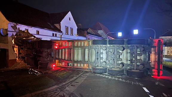 LKW in Wanzleben kippt in Wohnhaus.