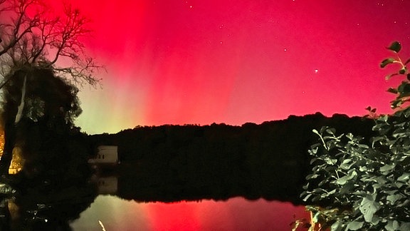 Polarlichter über den Schwarzkuhlenteich in Harbke im Landkreis Börde