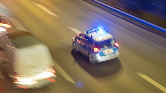 Einsatzfahrzeug der Berliner Polizei mit Blaulicht.