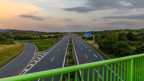 Blick von einer Brücke auf eine Autobahn