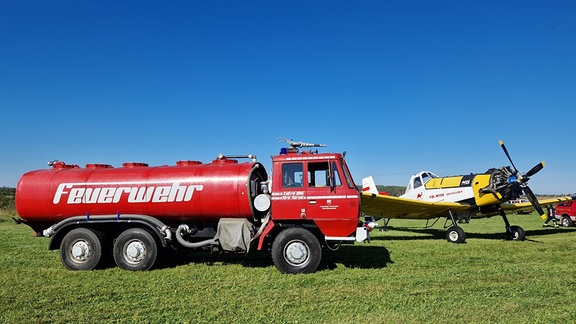 Tank-Lösch-Wagen der Feuerwehr Benneckenstein neben Flugzeug