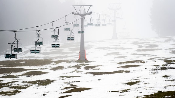 Die Liftanlage am Skigebiet Matthias-Schmidt-Berg in St. Andreasberg im Harz außer Betrieb