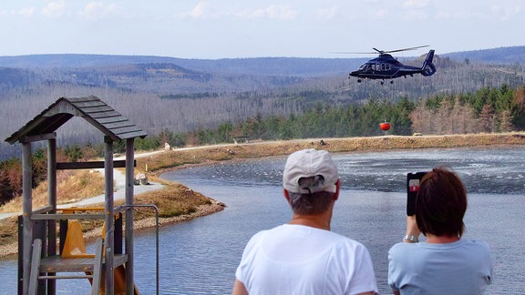 Brandbekämpfung am Wurmberg im Harz - Löschhubschrauber bei der Aufnahme von Wasser