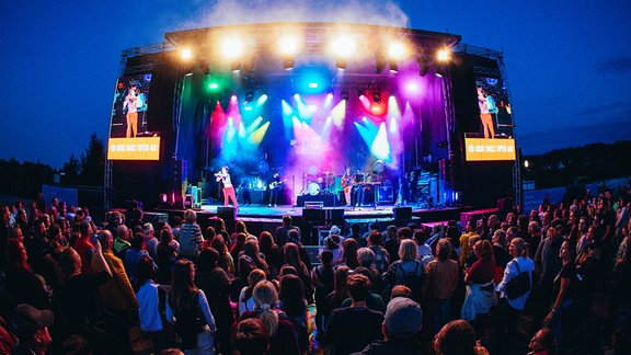 Die bunt beleuchtete Bühne des MDR HARZ OPEN AIR 2022 in wernigerode