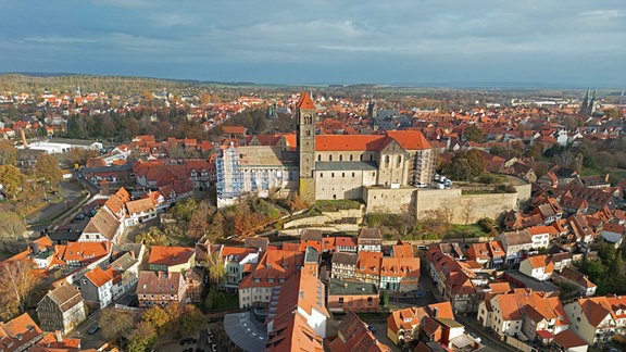 Blick auf die Stadt Quedlinburg mit der Stiftskirche. In Quedlinburg trafen sich Touristiker aus dem ganzen Land zum Tourismustag, um über die aktuelle Lage des Tourismus in Sachsen-Anhalt zu beraten.