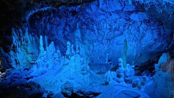 Blau erleuchtete Hermannshöhle in Rübeland im Harz