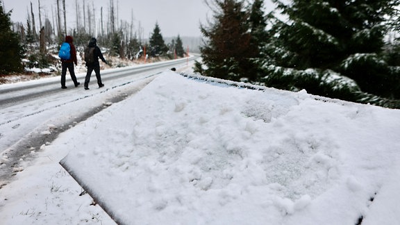 Schneebedeckt ist eine Hinweistafel am Brocken.