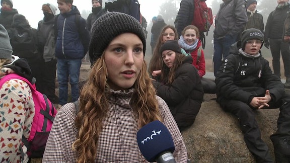 Schülerin Milena bei der Sternwanderung zum Brocken mit Mauerfall-Gedenken