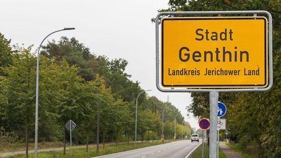 Ortsschild am Ortseingang der Stadt Genthin im Jerichower Land