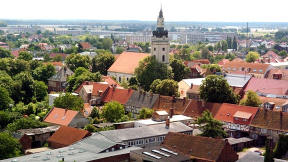 Blick vom 48 Meter hohen Wahrzeichen von Genthin, einem 70 Jahre alten Wasserturm, über die Dächer der Stadt im Jerichower Land