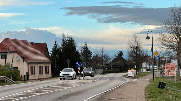 Zwei Autos fahren über eine Straße.