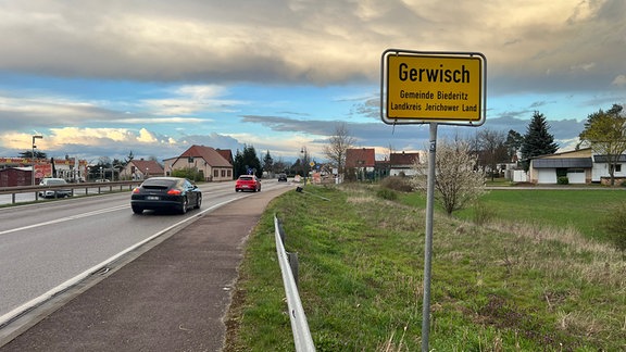 Zwei Autos fahren über eine Straße.