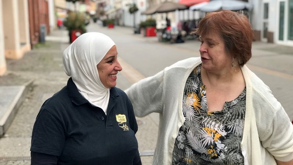 Ashwaq Al-Obaidi (l.) und Birgit Kiel aus Burg