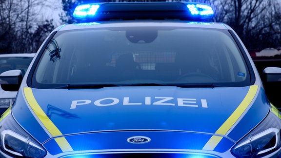 Blaulicht leuchtet an einem Fahrzeug der Polizei