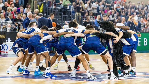 Die Spieler der Rostock Seawolves bilden einen Mannschaftskreis zum Schulterschluss.