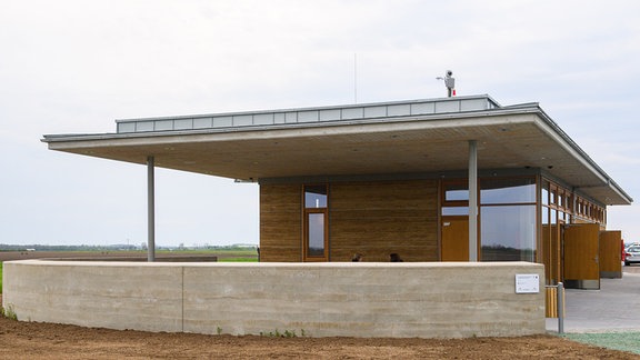 Blick auf das «Touristeninformationszentrum am Ringheiligtum Pömmelte».