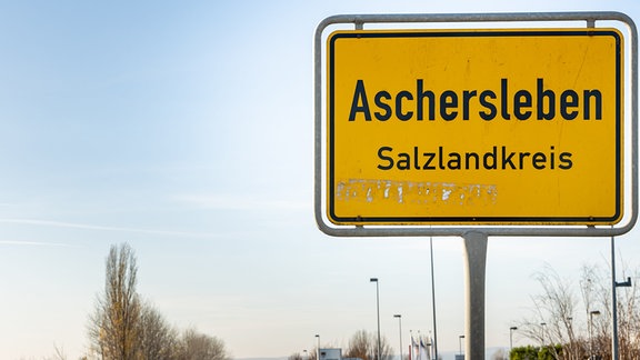 Blick auf das Ortseingansschild am Stadtrand von Aschersleben