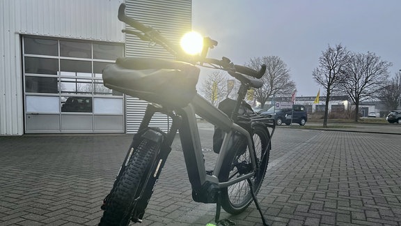 Ein Fahrrad auf einem Parkplatz