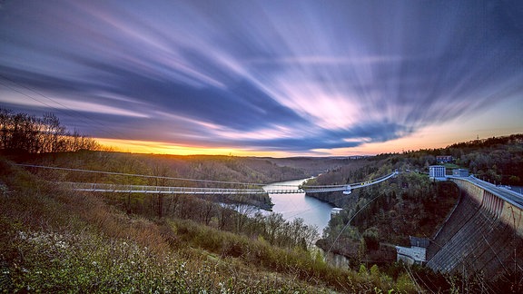 Sonnuntergang an der Seilhängebrücke neben der Rappbodetalsperre im Harz.