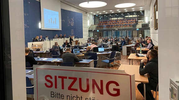 Schild "Sitzung - bitte nicht stören" an Tür zu Sitzungssaal