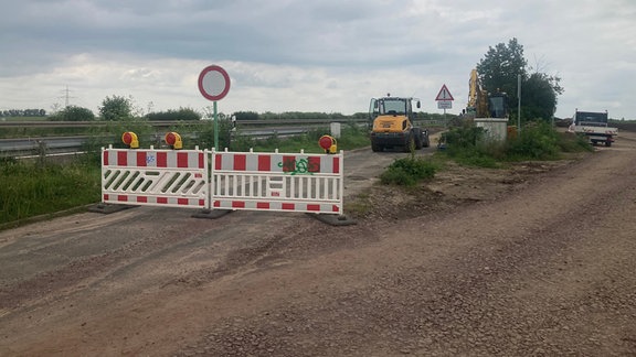 An der Bundesstraße 81 wird eine provisorische Baustellenzufahrt auf das Gelände der zukünftigen Intel-Fabrik gebaut.