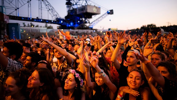 Fans jubeln beim Auftritt von Rapper Tyler, The Creator auf dem âMelt" Festival in der Baggerstadt Ferropolis.