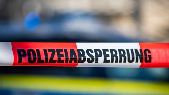 Ein Absperrband mit der Aufschrift «Polizeiabsperrung» 