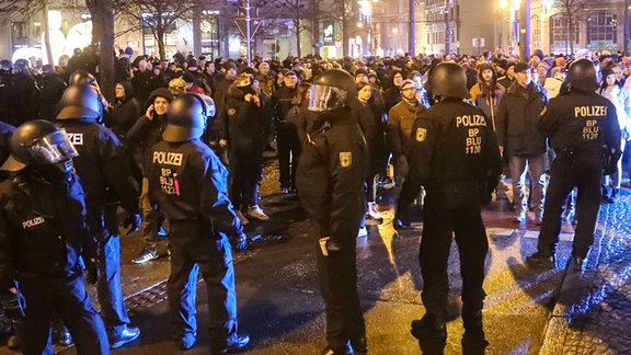 Die Polizei sperrt am Hasselbachplatz für die Aufmarschteilnehmer den weiteren Spaziergang zum Breiten Weg, am Montag den 10.01.2022 haben mehrere tausend Menschen in Magdeburg Sachsen Anhalt gegen die Corona-Massnahmen der Landesregierung demonstriert, sie trafen sich zu einem sogenannten Spaziergang.