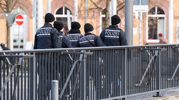 Polizeibeamte suchen das Ufer der Brigach nahe des Bahnhofs nach einem Vermissten ab.