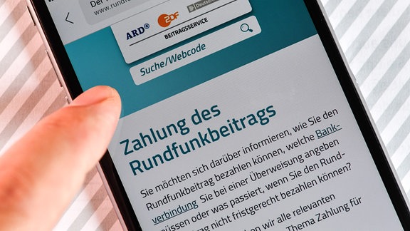  Auf einem Smartphone ist eine Website zur Information über die Zahlung des Rundfunkbeitrags aufgerufen. 